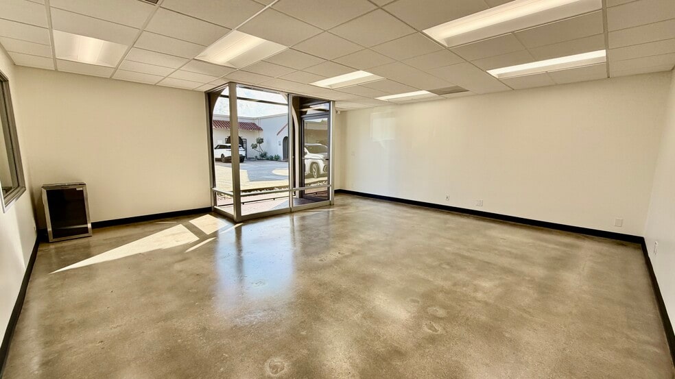 More Photos Of 18320-18330 Oxnard St, Tarzana Unknown For Lease
