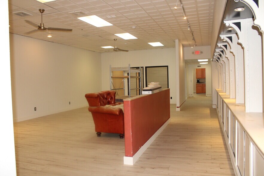 More Photos Of 927 Main St, Evanston General Retail For Lease