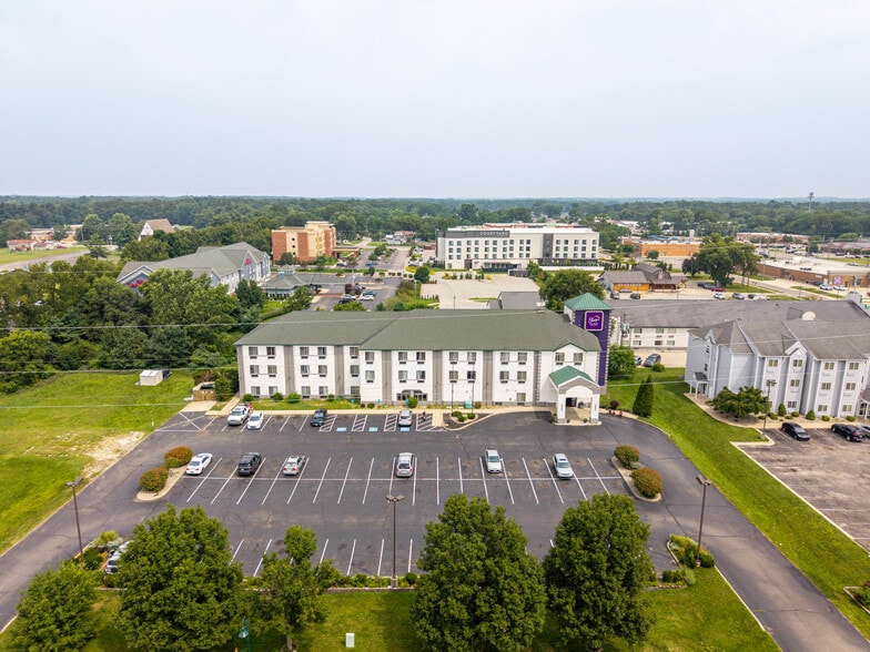 More Photos Of 220 Caravan Dr, Elkhart Hotel For Sale