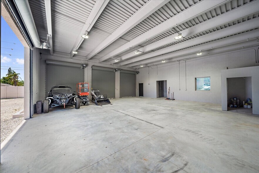 More Photos Of 2407 Bee Ridge Rd, Sarasota Restaurant For Sale