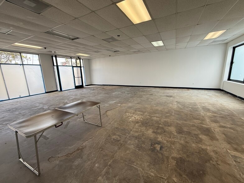 More Photos Of 1909 Santa Monica Blvd, Santa Monica Storefront For Lease