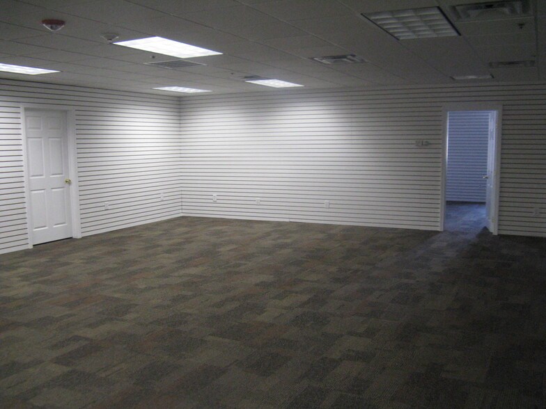 More Photos Of 675 W Shore Rd, Warwick Showroom For Lease