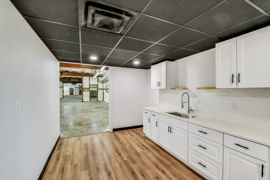 More Photos Of 3115 Sabine St, Forest Hill Warehouse For Sale
