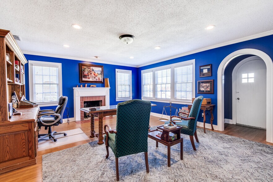 More Photos Of 209 S Main St, Lindale Loft Creative Space For Sale
