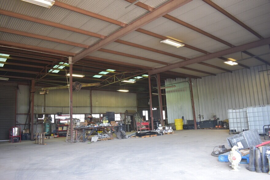 More Photos Of 204 Pr Cardinal Ln, Jourdanton Warehouse For Lease