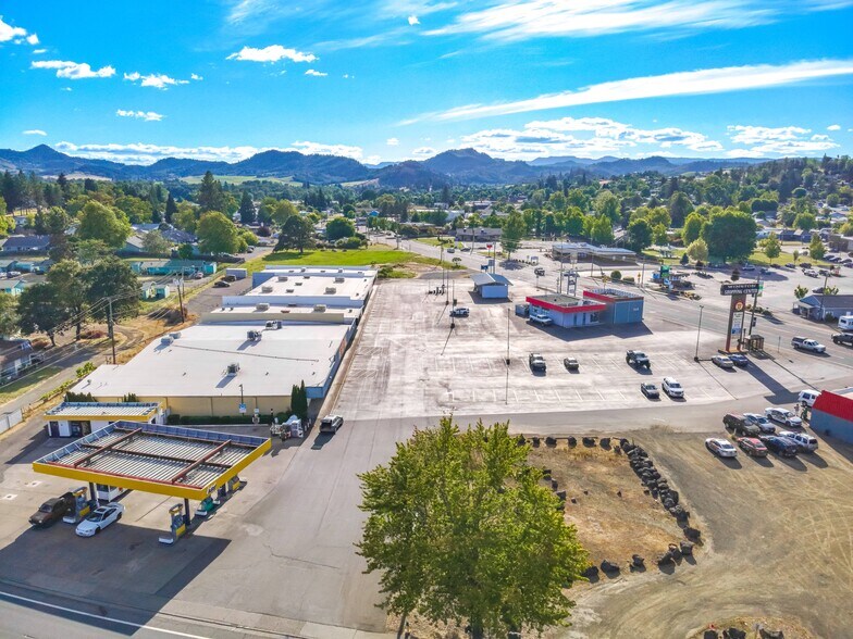 More Photos Of 120 SW Douglas Blvd, Winston Supermarket For Lease