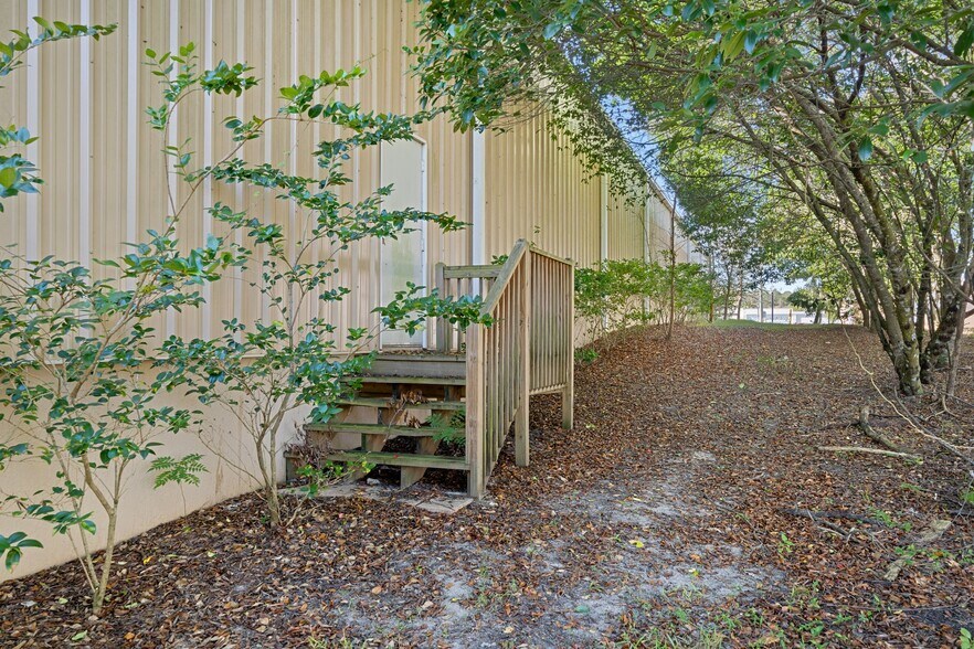 More Photos Of 1174 Plaza Pl, Inverness Industrial For Lease