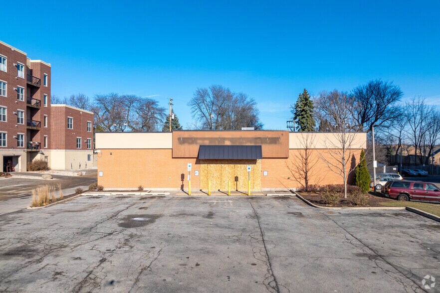 More Photos Of 1300 E Locust St, Milwaukee Convenience Store For Sale