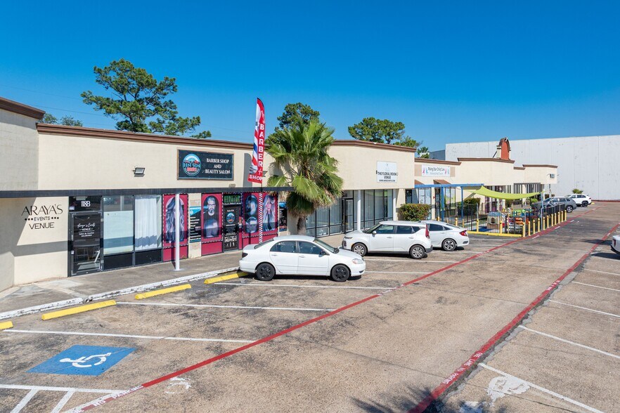 More Photos Of 921 Cypress Creek Pky, Houston Storefront For Sale