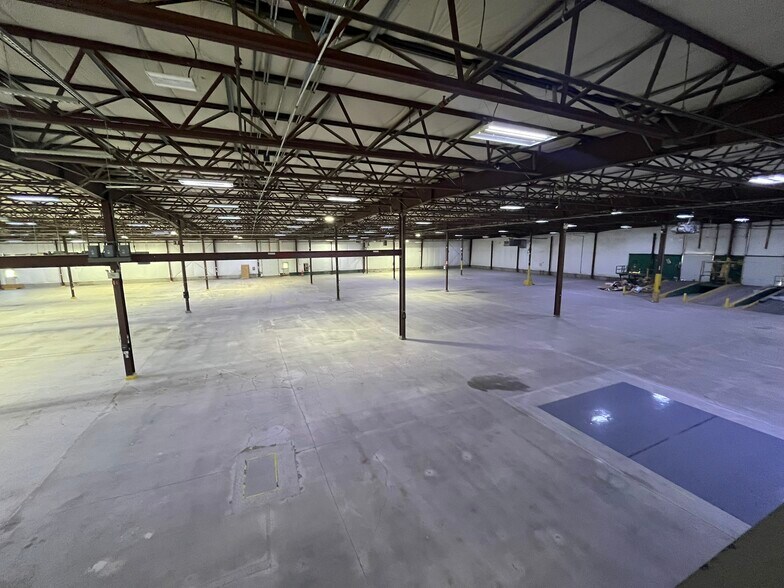 More Photos Of 16 Washington Ave, Scarborough Warehouse For Lease