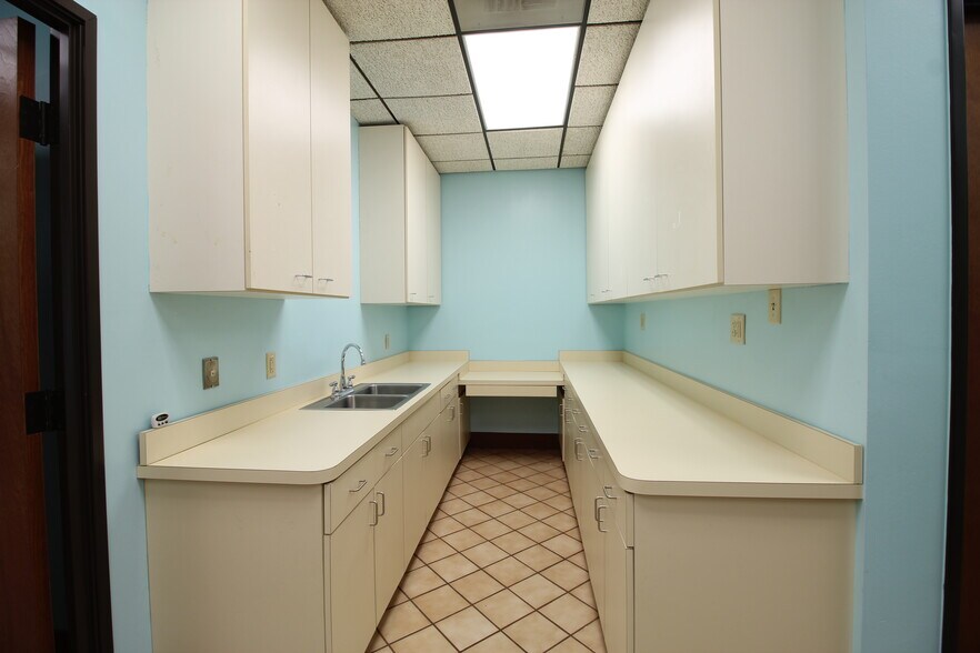 More Photos Of 16125 Cairnway Dr, Houston Medical For Lease