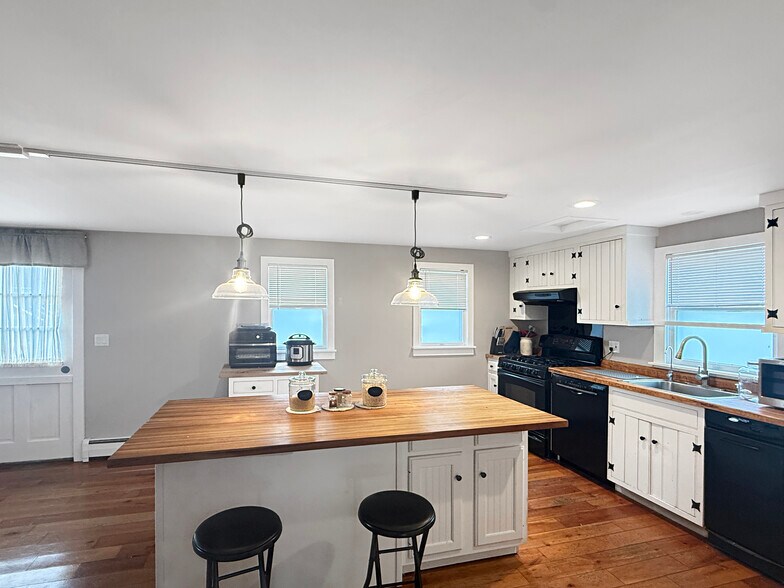 More Photos Of 2321-2325 NY-9D, Wappingers Falls Flex For Sale