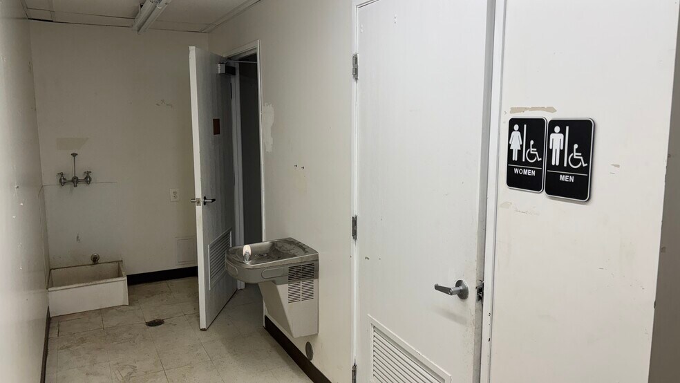 More Photos Of 4464 Huron St, North Branch Freestanding For Lease