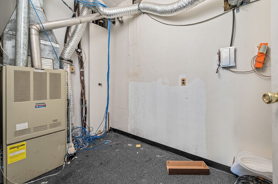 More Photos Of 1142A S Railroad Ave, Staten Island Office For Sale