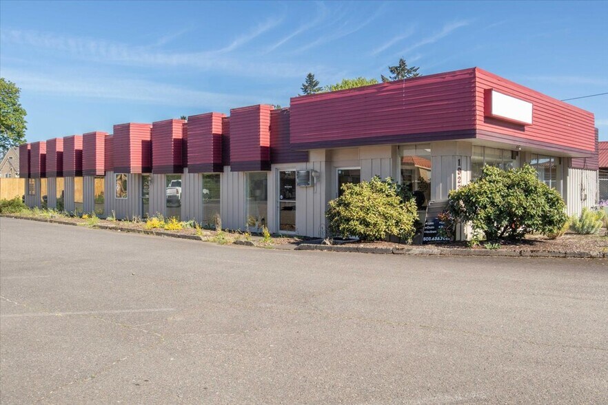 Primary Photo Of 19230 SE McLoughlin Blvd, Gladstone Medical For Sale