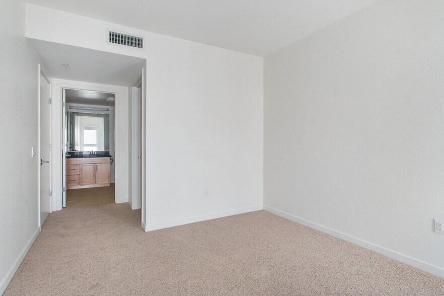 More Photos Of 214 Santa Monica Blvd, Santa Monica Apartments For Lease