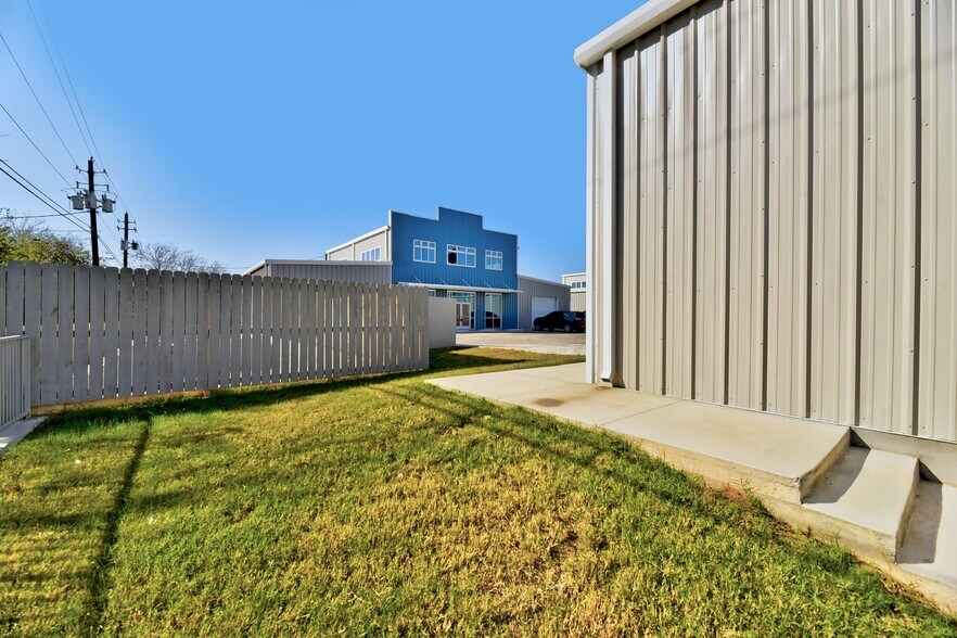 More Photos Of 11215 Conroy Ln, Austin Showroom For Lease
