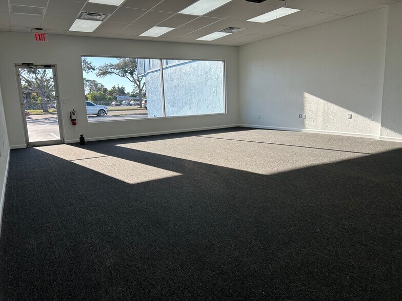 More Photos Of 2131-2143 S Tamiami Trl, Venice Storefront Retail Office For Lease
