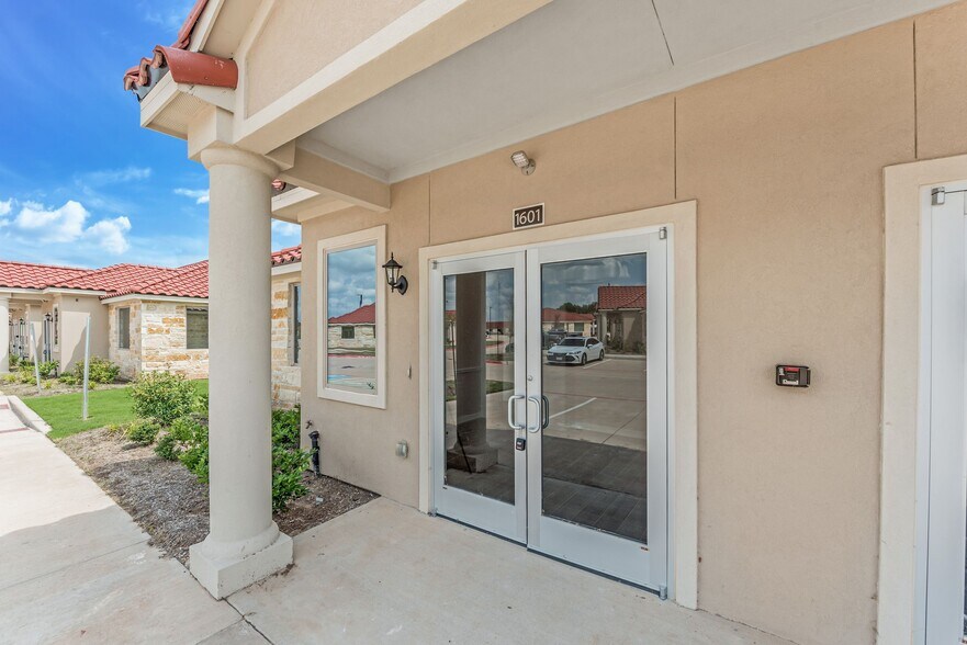 More Photos Of 7070 Knights Ct, Missouri City Office For Lease