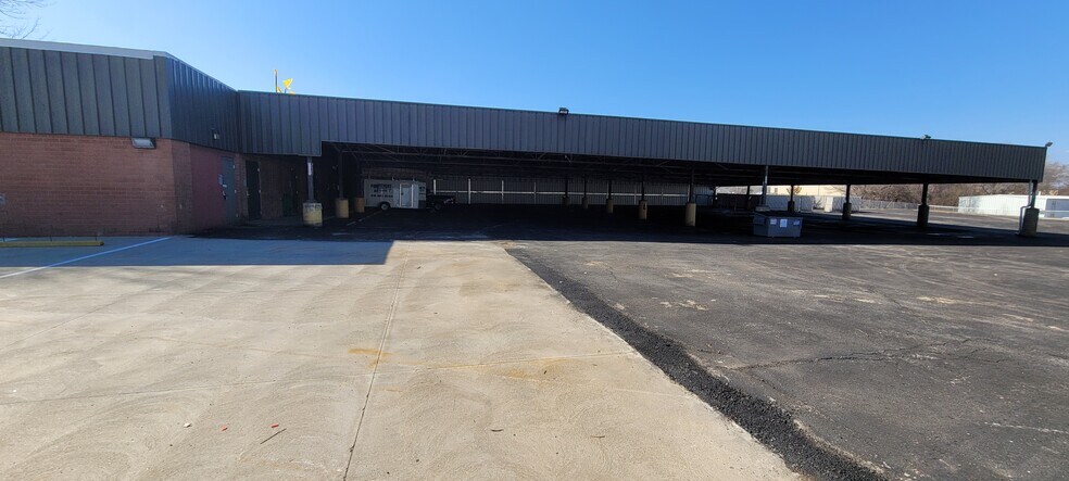 More Photos Of 1904 E Spruce St, Olathe Warehouse For Lease