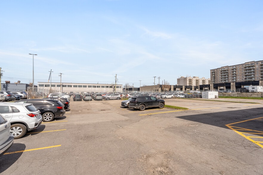 More Photos Of 4505 Boul Métropolitain E, Montréal Office For Sale