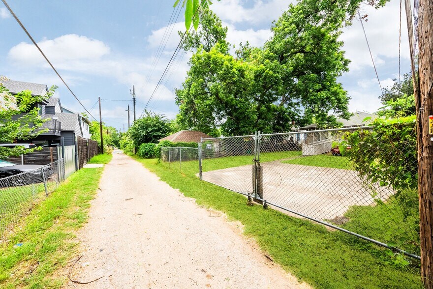 More Photos Of 2032 E Cesar Chavez St, Austin Office Residential For Sale