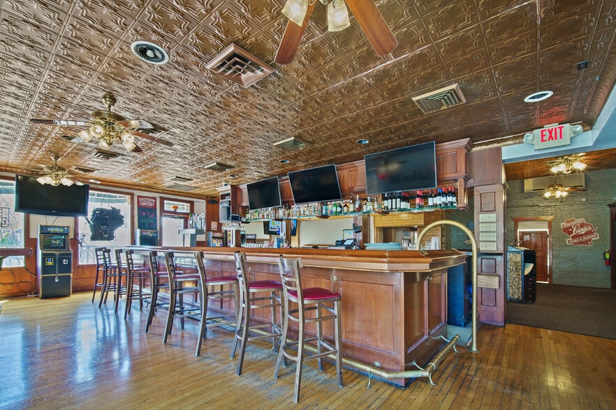 More Photos Of 2204 Washington St, Manitowoc General Retail For Sale