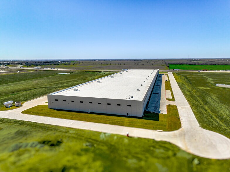 More Photos Of 611 N Stemmons Fwy, Sanger Warehouse For Lease