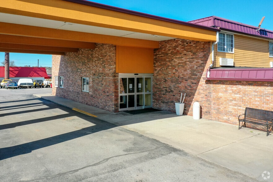 More Photos Of 1511 Center Park Rd, Lincoln Hotel For Sale
