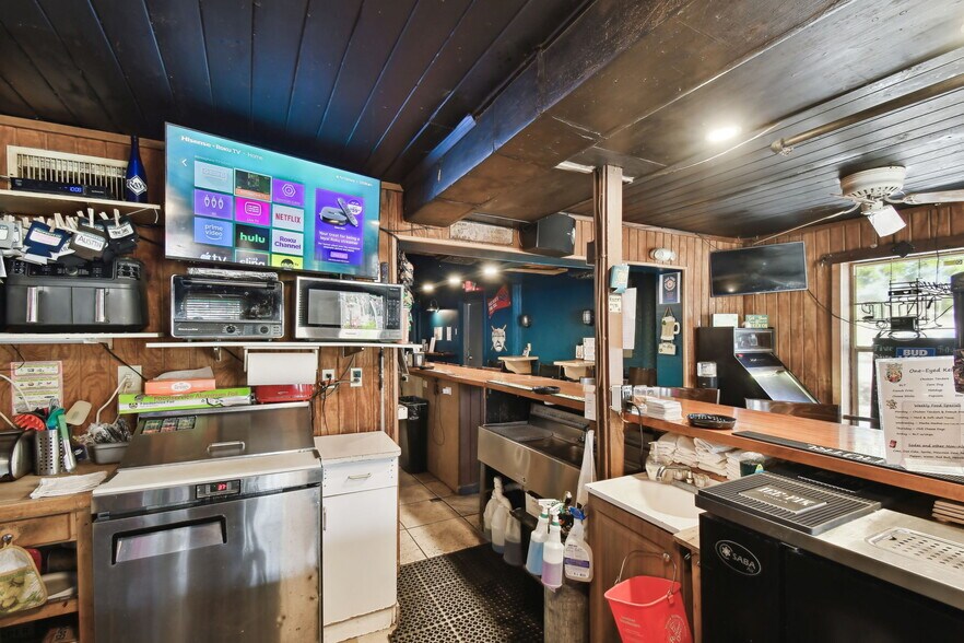 More Photos Of 3007 6th St S, Saint Petersburg Bar For Sale