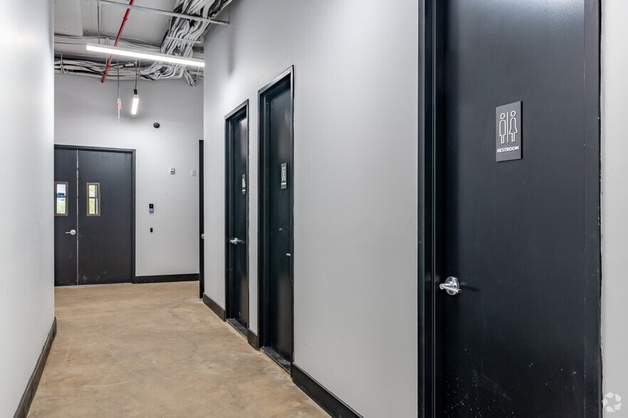 More Photos Of 4 Evergreen Ave, Brooklyn Light Manufacturing For Lease