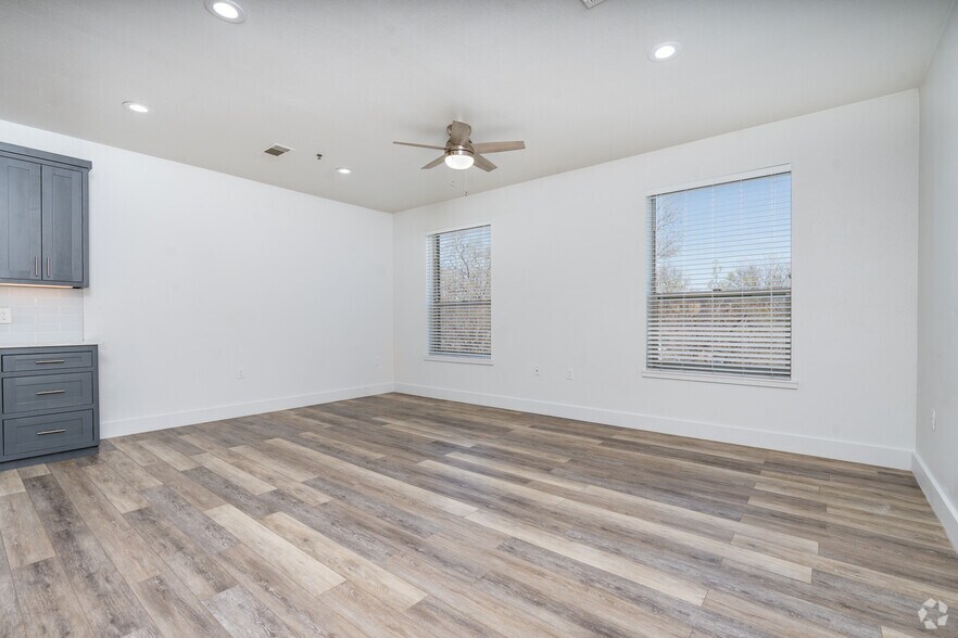 More Photos Of 404 Industrial St, Denton Apartments For Sale