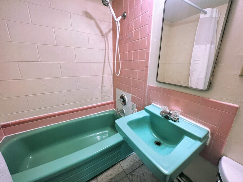 More Photos Of 2204 W Northern Lights Blvd, Anchorage Apartments For Sale