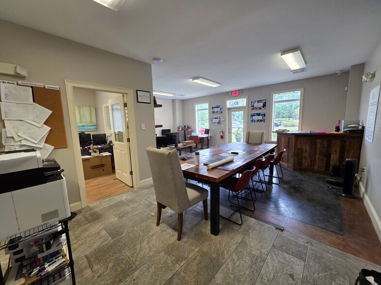 More Photos Of 2050 Old Bailey Rd, Ridgeland Showroom For Lease