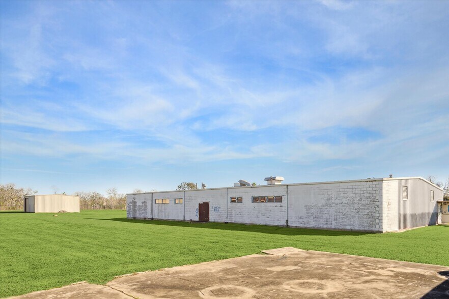 More Photos Of 1401 Mlk Blvd, El Campo Flex For Sale