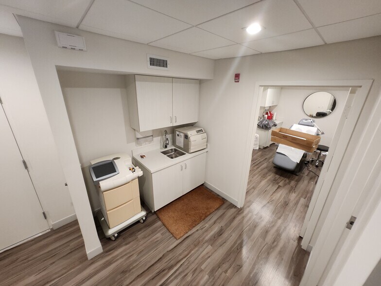 More Photos Of 251 Royal Palm Way, Palm Beach Office For Lease