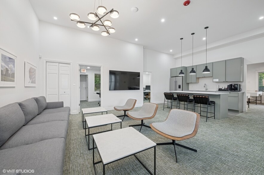 More Photos Of 915 N Milwaukee Ave, Libertyville Office For Sale