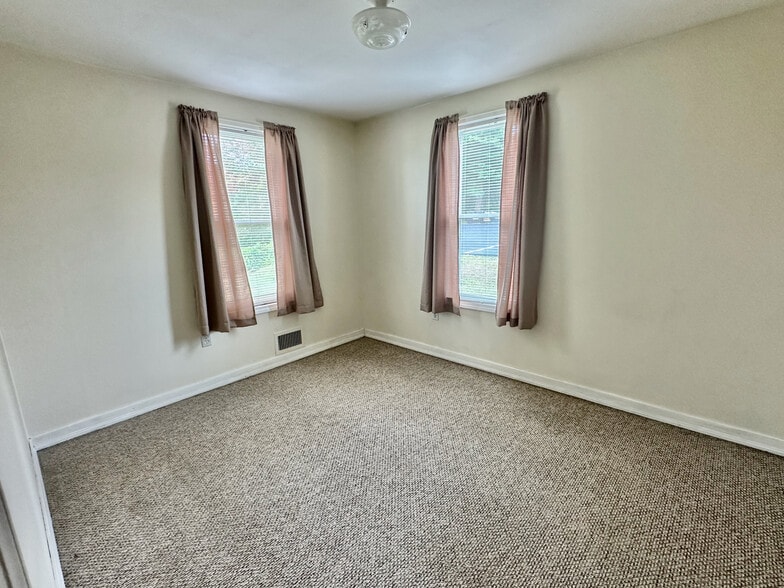 More Photos Of 3 Oakhill Dr, Halfmoon Flex For Sale