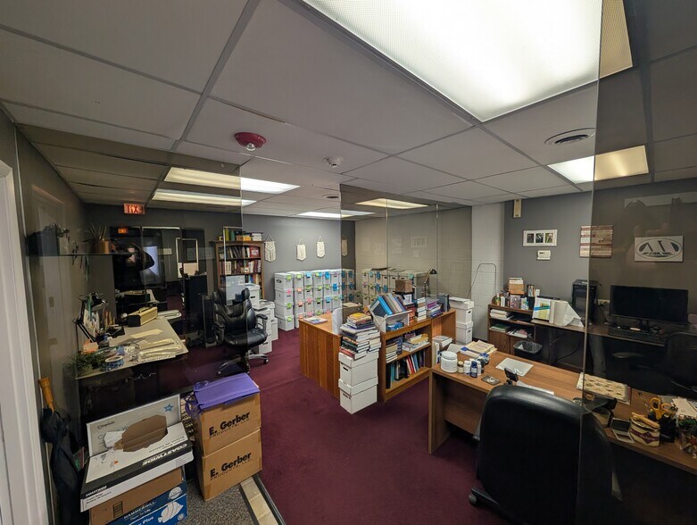 More Photos Of 227 James St, Bensenville Warehouse For Lease