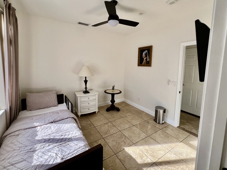 More Photos Of 21428 N 55th Ave, Glendale Assisted Living For Lease