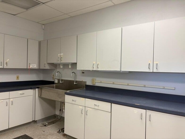 More Photos Of 5230 Renner Rd, Columbus Veterinarian Kennel For Sale