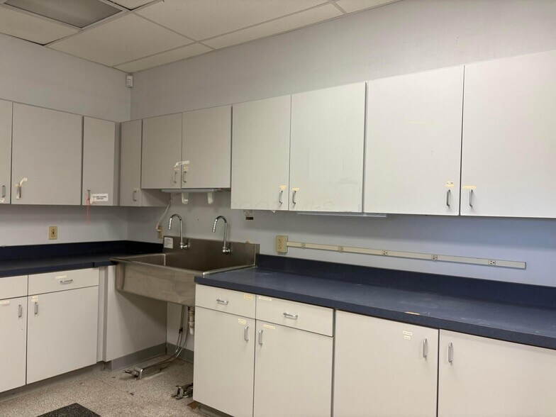 More Photos Of 5230 Renner Rd, Columbus Veterinarian Kennel For Sale