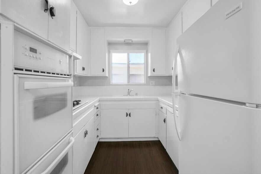 More Photos Of 11943 Kiowa Ave, Los Angeles Apartments For Sale