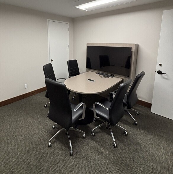 More Photos Of 8737 King George Dr, Dallas Office For Lease