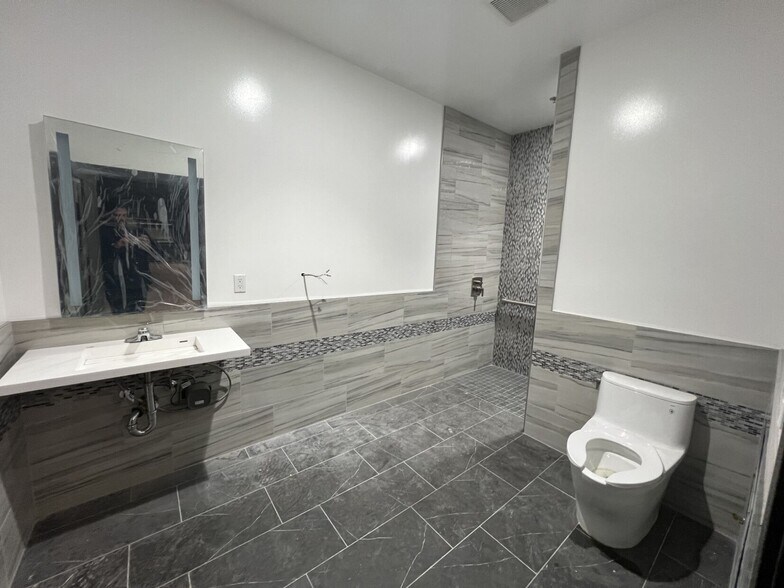 More Photos Of 4906 Alcoa Ave, Vernon Warehouse For Sale