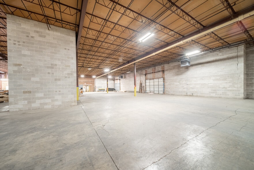 More Photos Of 3622 S Morgan St, Chicago Showroom For Lease