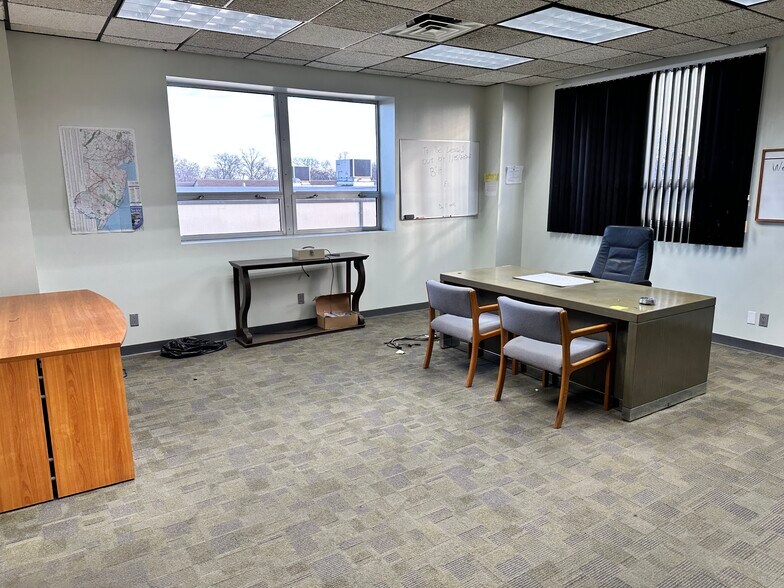 More Photos Of 205 E 1st Ave, Roselle Warehouse For Lease