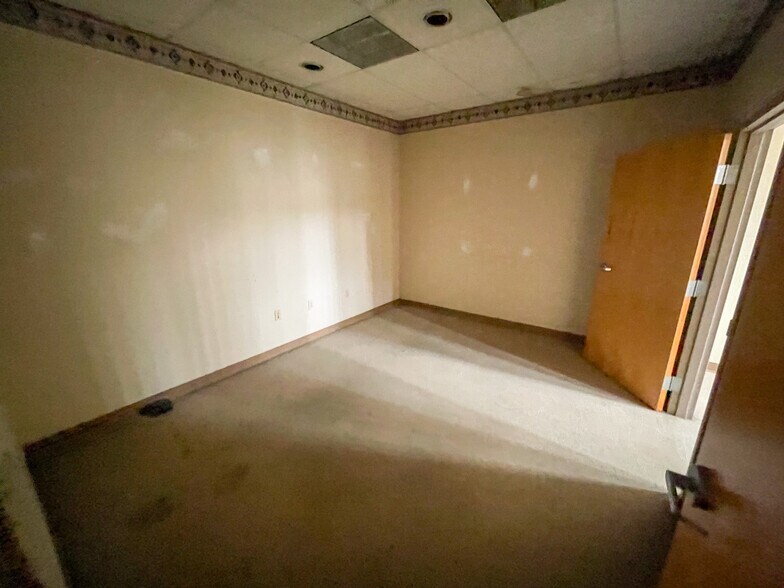 More Photos Of 1002 Chartiers Ave, McKees Rocks Warehouse For Sale