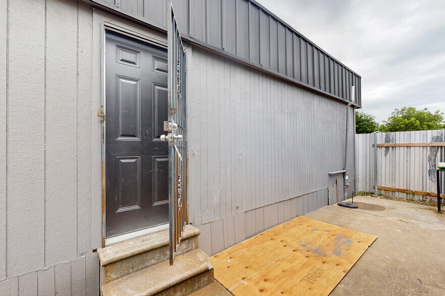 More Photos Of 3818 S Lancaster Rd, Dallas Showroom For Lease