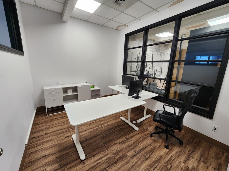 More Photos Of 2420-2440 Boul Industriel, Laval Storefront Retail Office For Lease